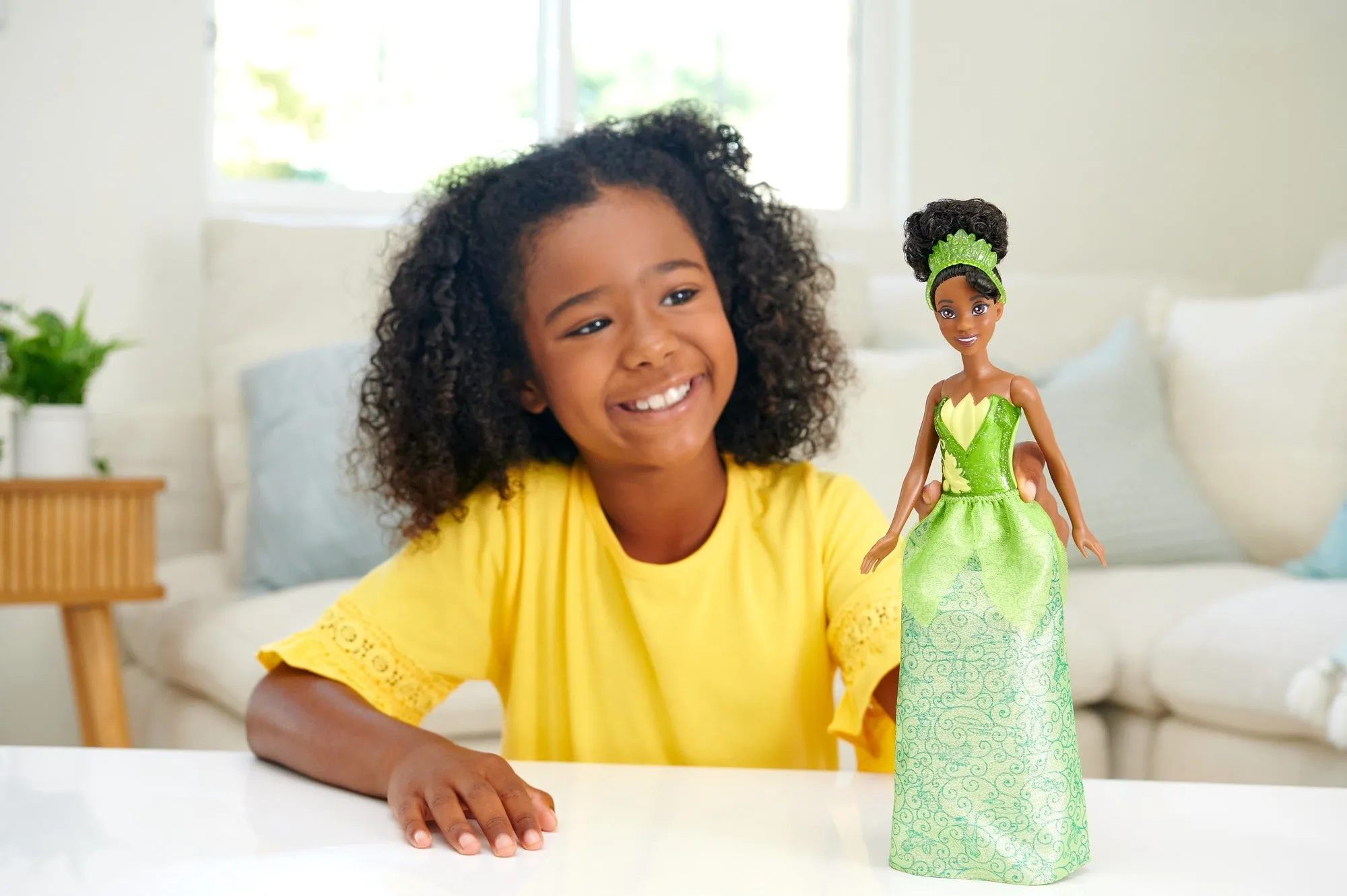 Disney Princess Tiana Posable Fashion Doll with Sparkling Clothing and Accessories for Kids Ages 3 
