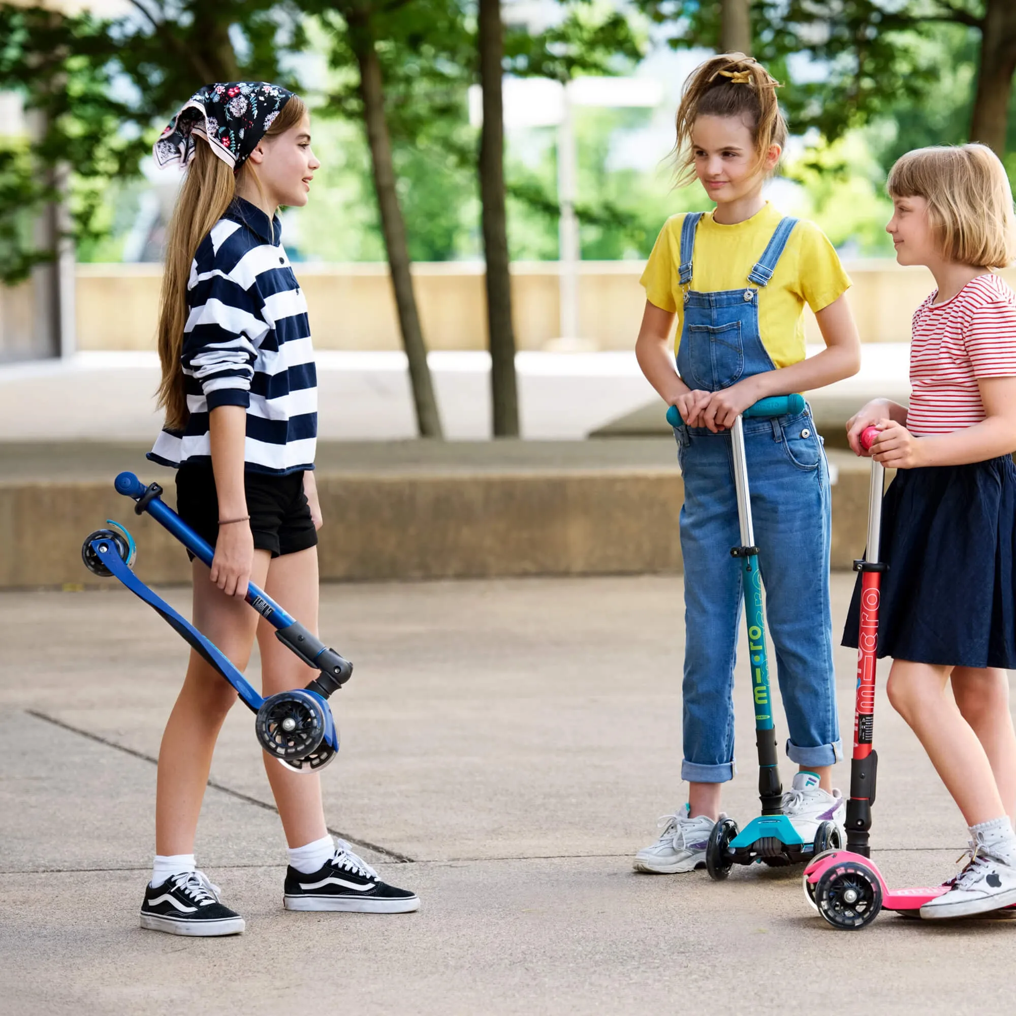 Micro Scooters Maxi Micro Scooter Deluxe Foldable LED - Blue
